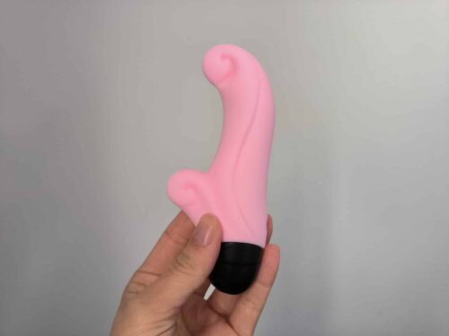 Product Overview: Fun Factory Ocean Vibrator The Fun Factory Ocean Vibrator is a compact, dual-stimulation toy designed for both beginners and experienced users. Crafted from 100% body-safe, super-soft silicone, it offers a comfortable and hygienic experience. Its ergonomic design features a curved shaft for G-spot stimulation and a smaller external arm for clitoral pleasure. Key Features: Vibration Modes: 6 speeds and 6 patterns Dimensions: Total length of 5.6 inches with an insertable length of 4.3 inches; diameter of 1.4 inches Material: Body-safe silicone and ABS plastic Power Source: Requires 2 AAA batteries (not included) Waterproof: Yes Color: Baby Rose Pink Storage: Does not include a storage bag or box The Ocean's lightweight and discreet design make it travel-friendly, and its waterproof feature allows for versatile use in various settings. Cleaning is straightforward; however, attention should be paid to the grooves to ensure thorough hygiene.