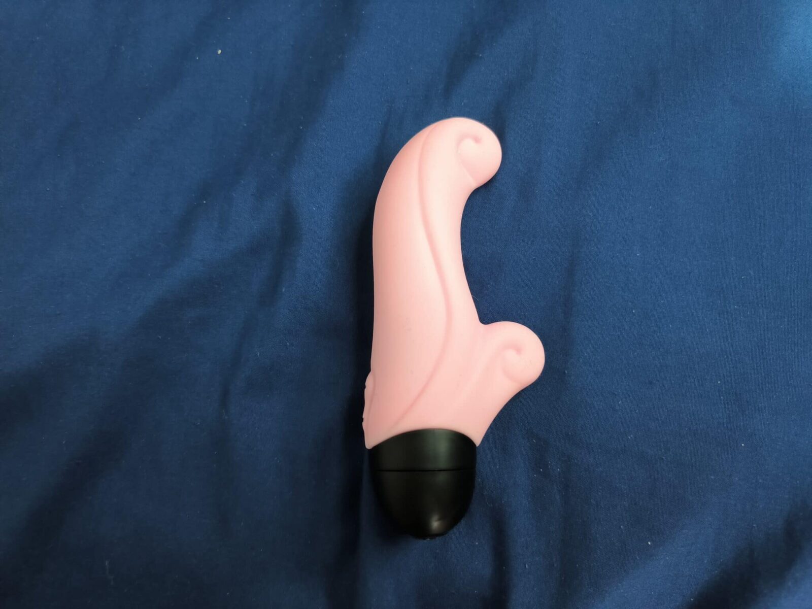 Product Overview: Fun Factory Ocean Vibrator The Fun Factory Ocean Vibrator is a compact, dual-stimulation toy designed for both beginners and experienced users. Crafted from 100% body-safe, super-soft silicone, it offers a comfortable and hygienic experience. Its ergonomic design features a curved shaft for G-spot stimulation and a smaller external arm for clitoral pleasure. Key Features: Vibration Modes: 6 speeds and 6 patterns Dimensions: Total length of 5.6 inches with an insertable length of 4.3 inches; diameter of 1.4 inches Material: Body-safe silicone and ABS plastic Power Source: Requires 2 AAA batteries (not included) Waterproof: Yes Color: Baby Rose Pink Storage: Does not include a storage bag or box The Ocean's lightweight and discreet design make it travel-friendly, and its waterproof feature allows for versatile use in various settings. Cleaning is straightforward; however, attention should be paid to the grooves to ensure thorough hygiene.